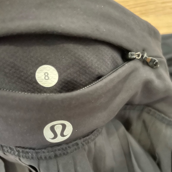 Lulu Lemon Size 8 Black skirt - Picture 4 of 4